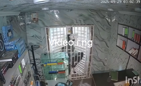 Cctv captures moment shop owner stopped thieves from raiding his shop
